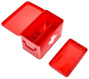 Rote Metall-Medizinbox mit geöffnetem Deckel und Fächern, aus der Vogelperspektive.