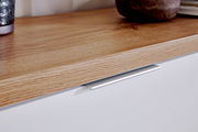 Nahaufnahme eines Sideboards mit Holzoberfläche und weißer Front, seitliche Perspektive