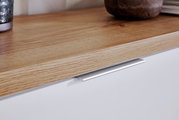 Nahaufnahme eines Sideboards mit Holzoberfläche und weißer Front, seitliche Perspektive