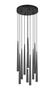 Moderne schwarze Pendelleuchte mit mehreren konischen Lampenschirmen, von unten betrachtet.