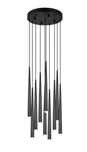 Moderne schwarze Pendelleuchte mit mehreren konischen Lampenschirmen, von unten betrachtet.