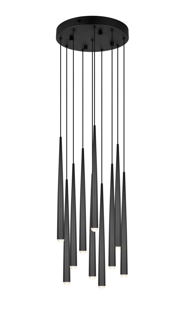 Moderne schwarze Pendelleuchte mit mehreren konischen Lampenschirmen, von unten betrachtet.