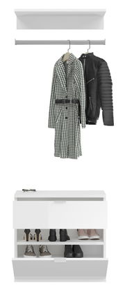 Garderobenkombination in Weiß mit Kleiderstange, zwei hängenden Jacken und Schuhregal, frontal betrachtet.