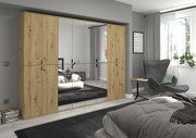 Moderne Garderobenkombination mit Holzoptik und Spiegeltüren, frontal im Schlafzimmer platziert.