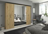 Moderne Garderobenkombination mit Holzoptik und Spiegeltüren, frontal im Schlafzimmer platziert.