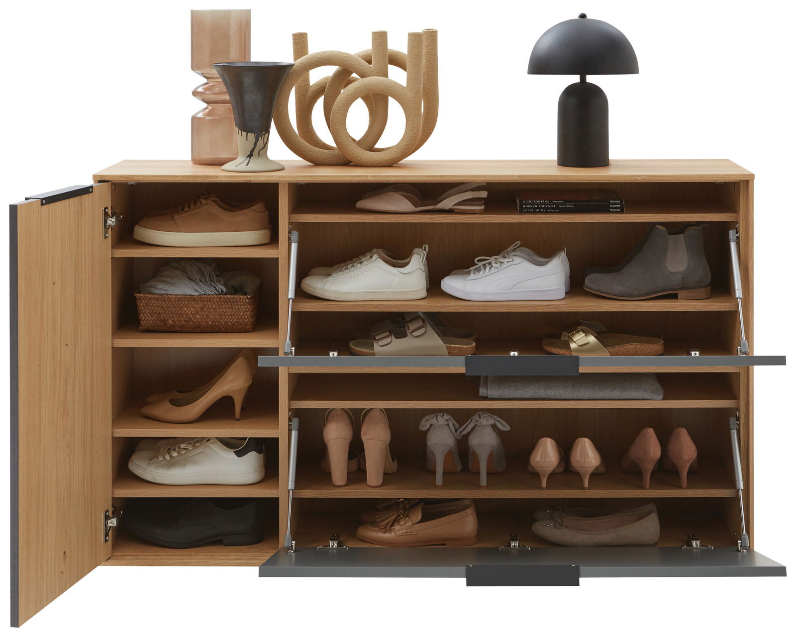 Vorderansicht eines Garderoben-Sets mit offenen Schranktüren, gefüllt mit verschiedenen Schuhen und dekorativen Objekten auf der Oberseite.