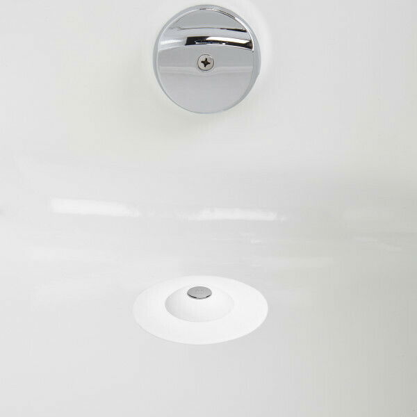 Blick von oben auf einen weißen Haarfänger und Wasserstopper in einem Waschbecken.