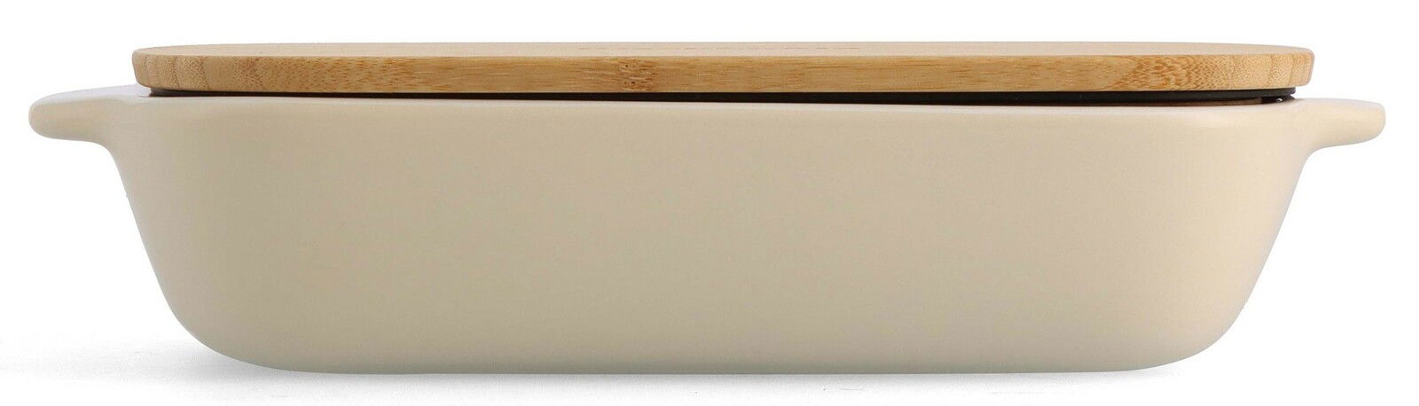 Seitliche Ansicht einer cremefarbenen Auflaufform mit Holzdeckel und Griffen.