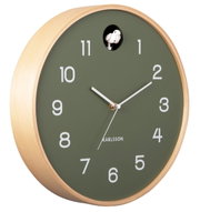 Runde Wanduhr von KARLSSON mit grünem Zifferblatt und weißem Kuckuck, seitliche Perspektive