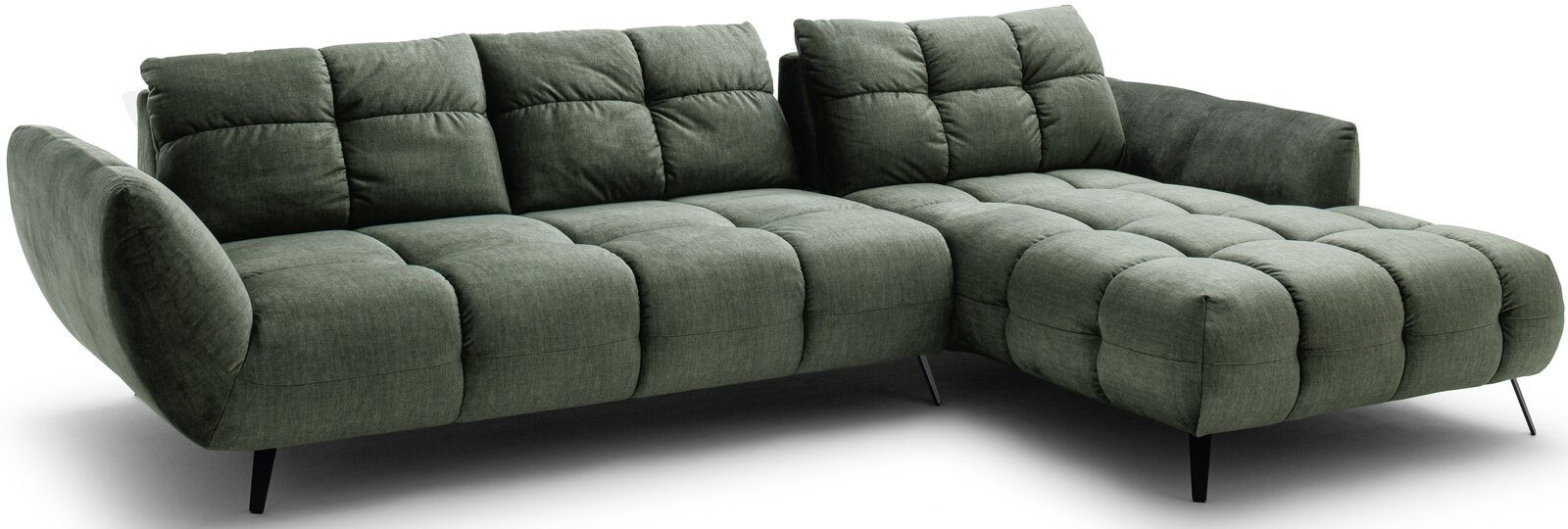 Grünes, gepolstertes Ecksofa mit Steppung, breiten Armlehnen und schwarzen Metallfüßen, mit Recamiere rechts; Ansicht schräg von vorne