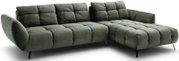 Grünes, gepolstertes Ecksofa mit Steppung, breiten Armlehnen und schwarzen Metallfüßen, mit Recamiere rechts; Ansicht schräg von vorne