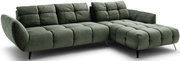 Grünes, gepolstertes Ecksofa mit Steppung, breiten Armlehnen und schwarzen Metallfüßen, mit Recamiere rechts; Ansicht schräg von vorne
