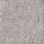 Nahaufnahme eines beigen, strukturierten Stoffes, der für einen Armlehnstuhl verwendet wird.