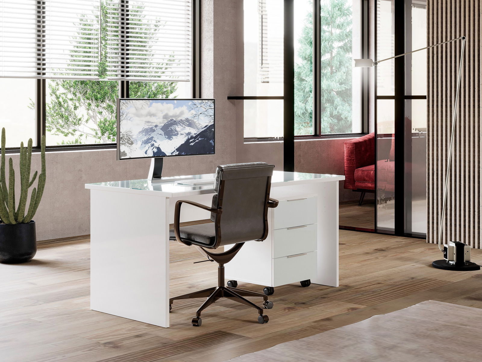 Moderner weißer Schreibtisch mit Glasplatte und Rollcontainer, seitliche Perspektive in einem stilvollen Büro mit großen Fenstern.