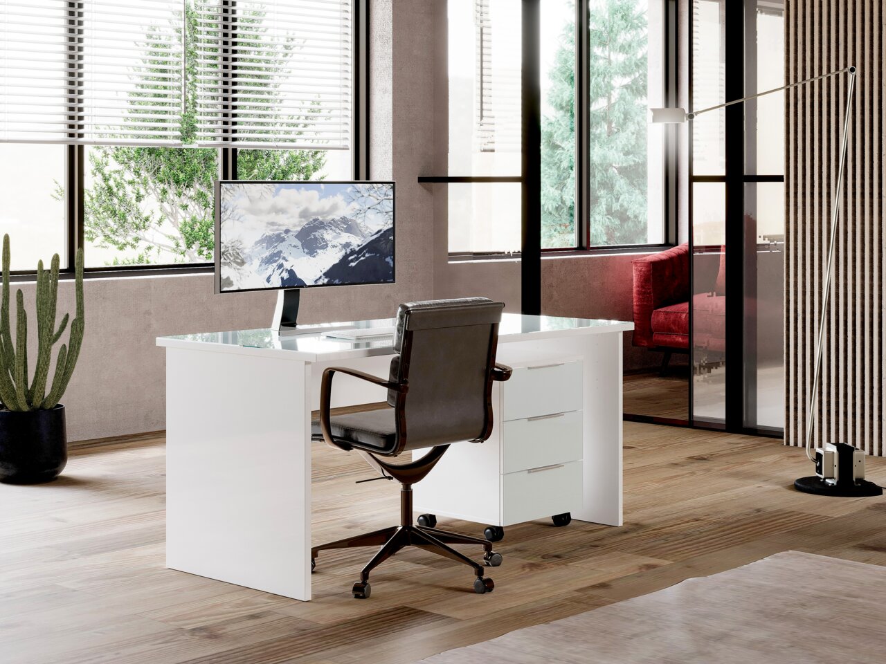 Moderner weißer Schreibtisch mit Glasplatte und Rollcontainer, seitliche Perspektive in einem stilvollen Büro mit großen Fenstern.