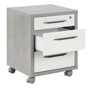 Rollcontainer mit zwei geöffneten Schubladen, graue Seiten und weiße Fronten, auf Rollen, Perspektive von vorne links