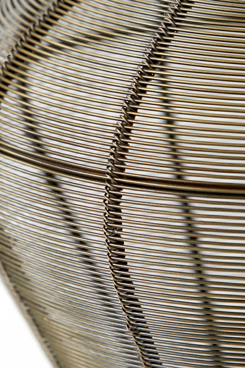 Nahaufnahme einer Hängeleuchte mit einem filigranen, metallischen Drahtdesign in seitlicher Perspektive.