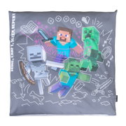 Quadratisches graues Minecraft-Kissen mit farbigem Print (Steve, Creeper, Zombie und Skelett) und Schriftzug „SURVIVAL MODE“, Frontansicht.