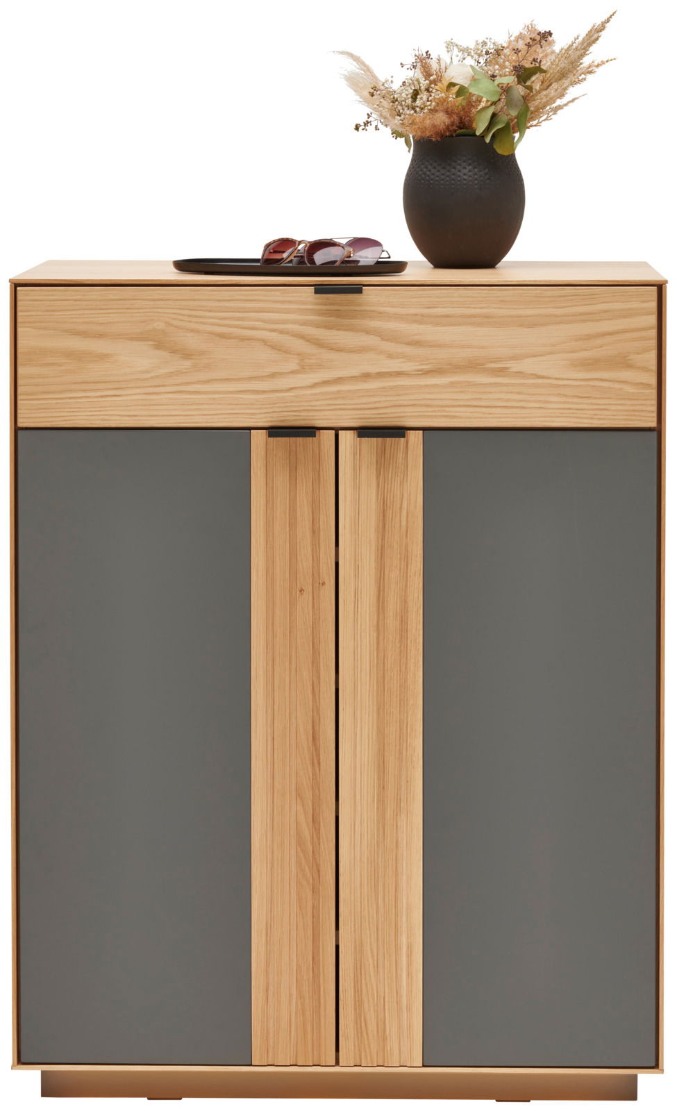 Frontale Ansicht einer modernen Garderobenkombination mit Holz- und Grautönen, dekoriert mit einer Vase und Sonnenbrille.