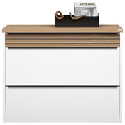 Frontansicht eines XL-Hängeschuhschranks mit Holz- und Weißakzenten, dekoriert mit Zeitschriften und einer Skulptur auf der Oberseite.