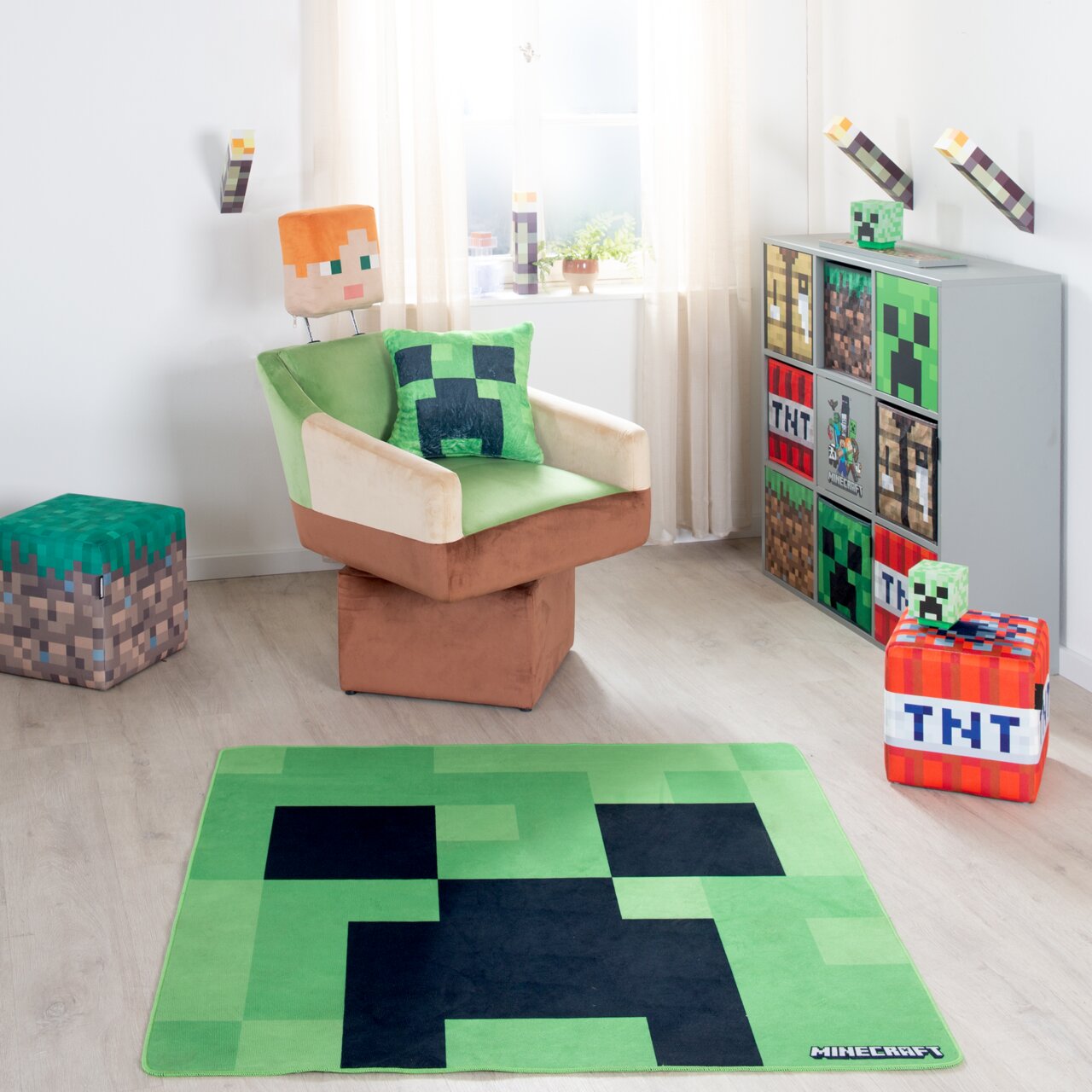 Minecraft Kinderzimmer mit grünem Creeper-Teppich im Vordergrund, Sessel mit Creeper-Kissen und Minecraft-Aufbewahrungswürfeln Perspektive: frontale Raumansicht auf Augenhöhe.