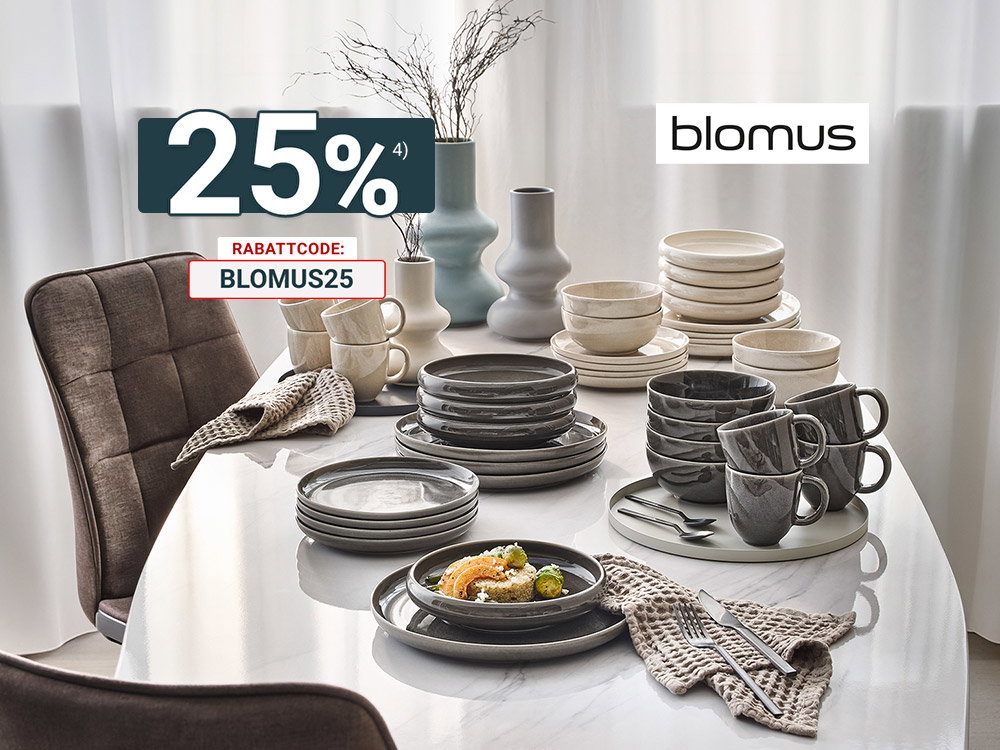 Modern gedeckter Tisch mit Blomus Geschirr, Tassen und Vasen in neutralen Farben