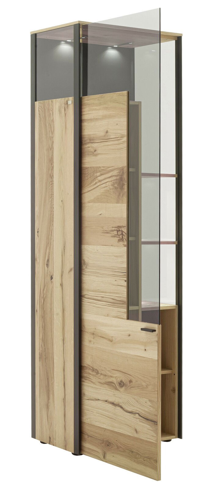 Moderne Vitrine aus Holz und Glas mit seitlicher Perspektive, beleuchtet von oben.