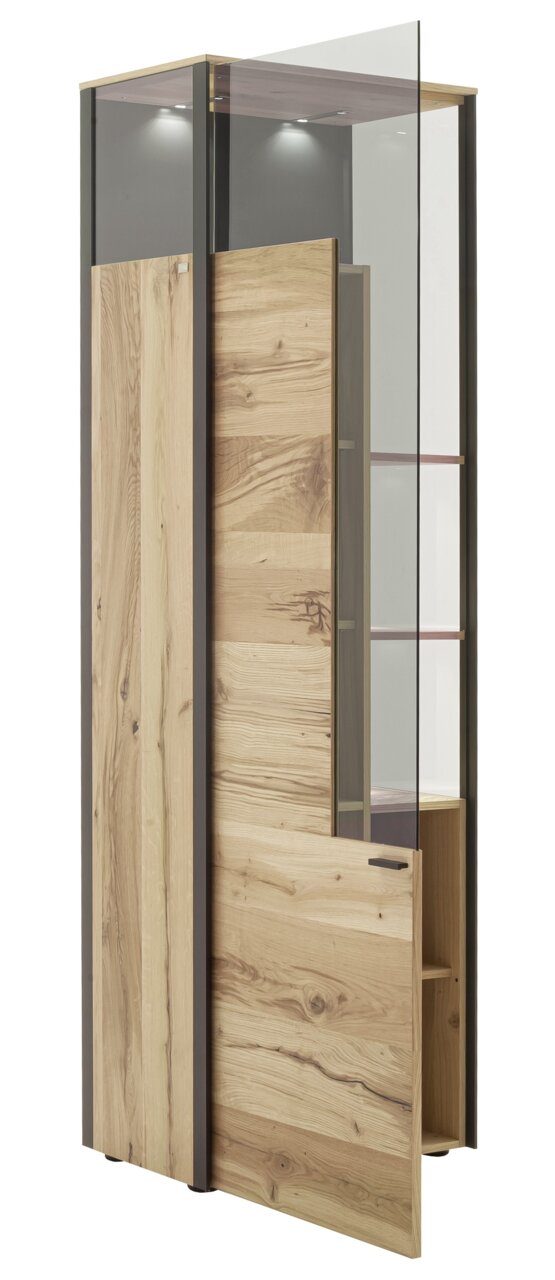 Moderne vitrinekast van hout en glas, gezien vanaf de zijkant, van bovenaf verlicht.