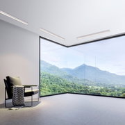 Moderne Deckenleuchte aus Aluminium in einem eleganten Raum mit Panoramafenster und Blick auf eine grüne Landschaft, aus der Perspektive von unten betrachtet.