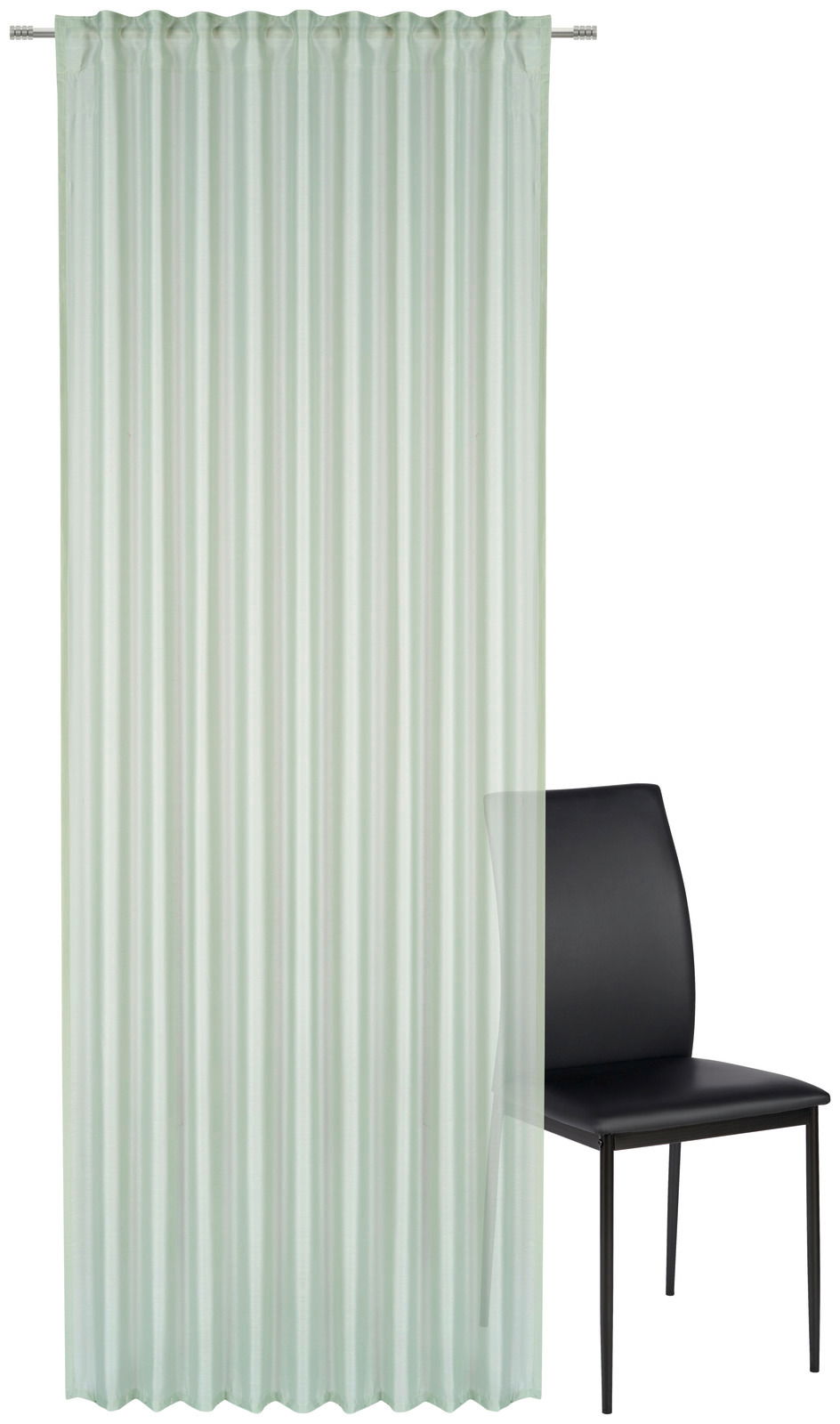Fertigvorhang in hellem Grün, frontal fotografiert, neben einem schwarzen Stuhl.