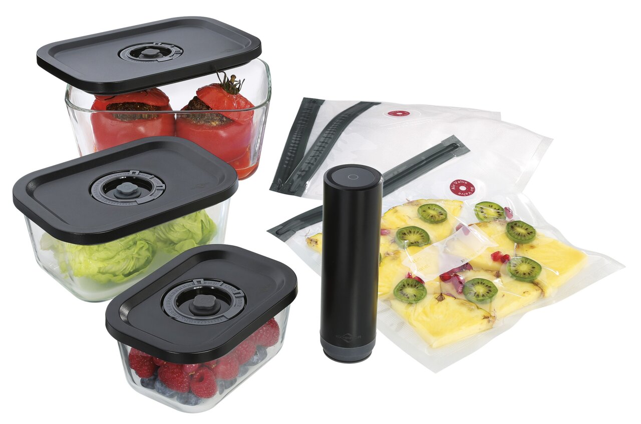 Vakuumier-Set EASYFRESH, 7-tlg, bestehend aus mehreren Vakuumbehältern mit schwarzem Deckel, Vakuumiergerät und Vakuumbeuteln, gefüllt mit frischen Lebensmitteln, aus der Vogelperspektive.