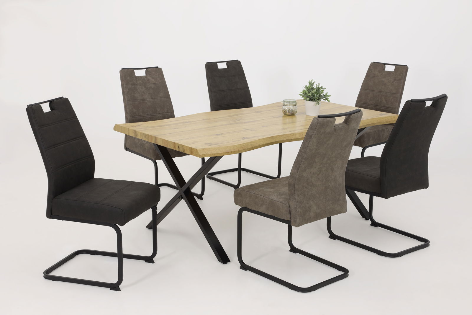 Z2 Schwingstuhl KERSTIN Esszimmer mit sechs Schwingstühlen in verschiedenen Farben um einen rechteckigen Holztisch, seitliche Perspektive