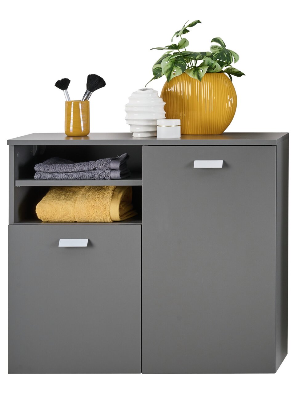 Stylife Unterschrank MONA Grauer Unterschrank mit zwei Türen und einem offenen Fach, dekoriert mit gelben und weißen Vasen sowie Pflanzen, frontal fotografiert.