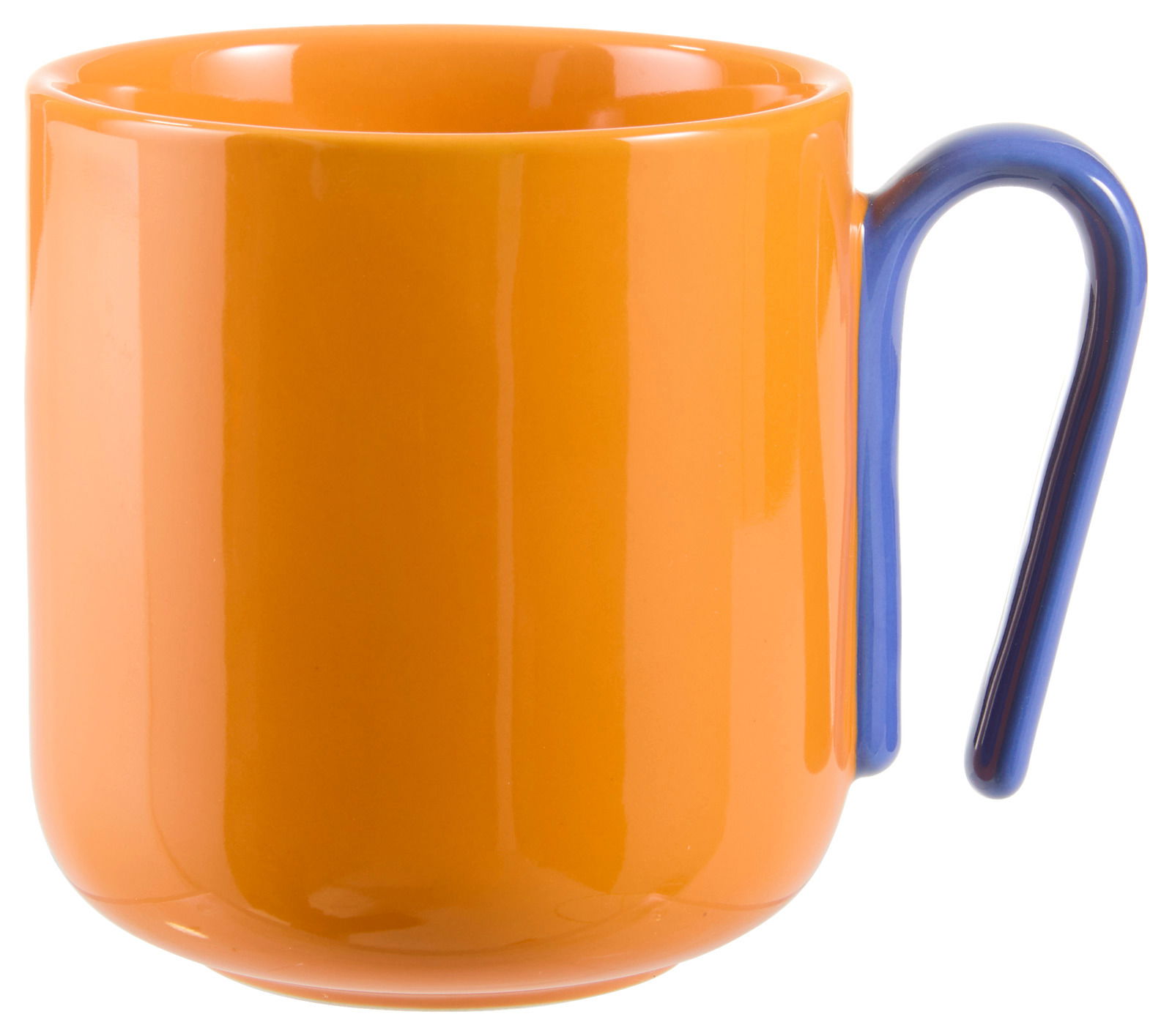 Orangefarbener Kaffeebecher mit blauem Henkel, seitliche Perspektive