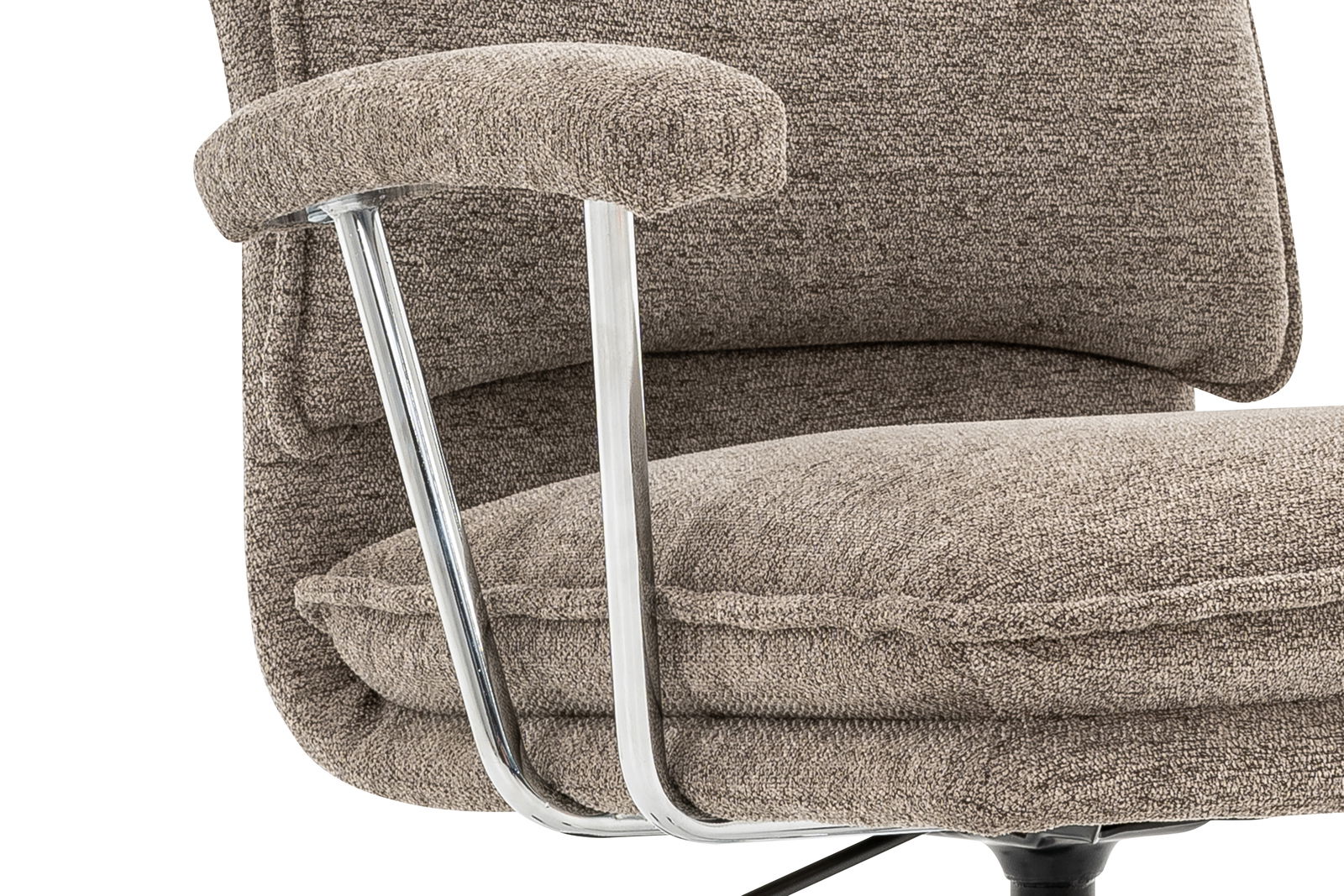 Nahaufnahme eines Home Office Drehstuhls mit gepolsterten Armlehnen und Stoffbezug, seitliche Perspektive