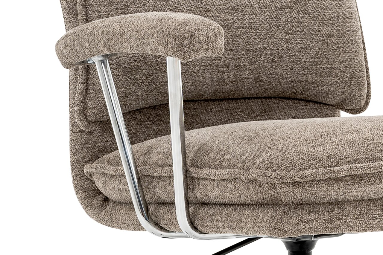 Nahaufnahme eines Home Office Drehstuhls mit gepolsterten Armlehnen und Stoffbezug, seitliche Perspektive