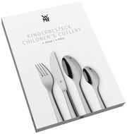 Schrägansicht auf eine Verpackung mit einem 4-teiligen Kinderbesteck-Set von WMF, bestehend aus Gabel, Messer, Löffel und Teelöffel.
