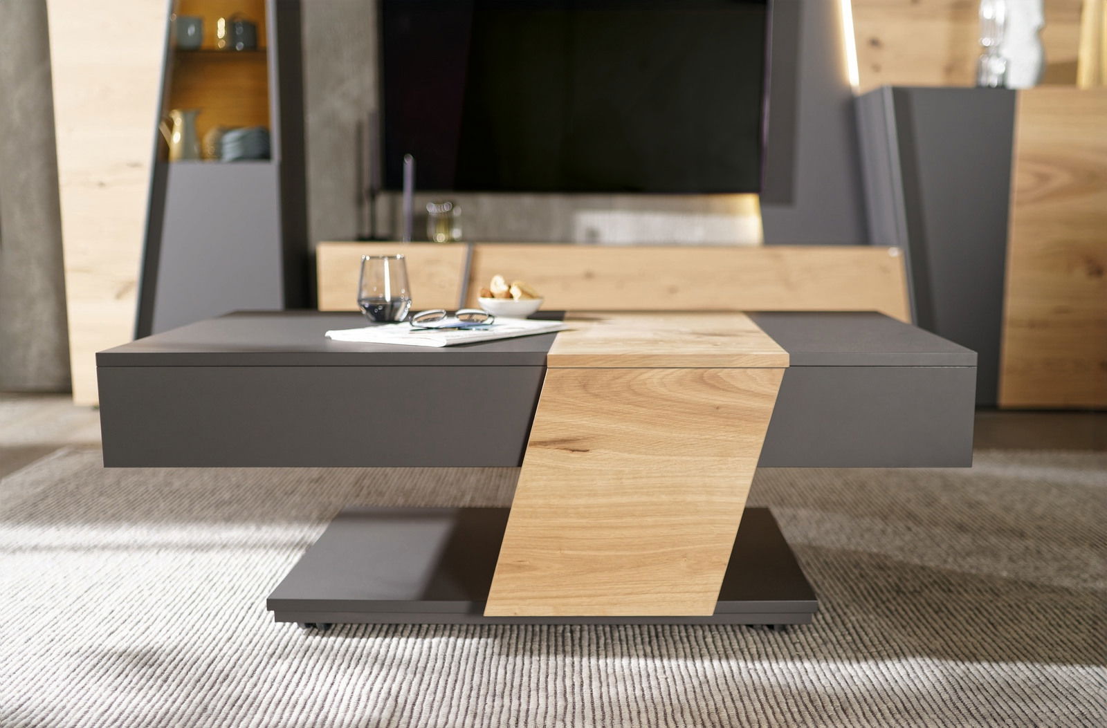 Moderner Couchtisch mit grauer und holzfarbener Oberfläche, seitliche Perspektive