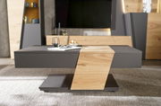 Moderner Couchtisch mit grauer und holzfarbener Oberfläche, seitliche Perspektive