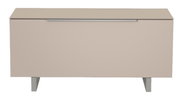 Frontansicht eines modernen, beigen TV-Lowboards mit Metallgriffen und schlichten Füßen.