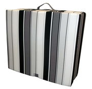 Faltmatratze mit schwarz-weißen Streifen, zusammengeklappt und mit Tragegriff, seitliche Perspektive