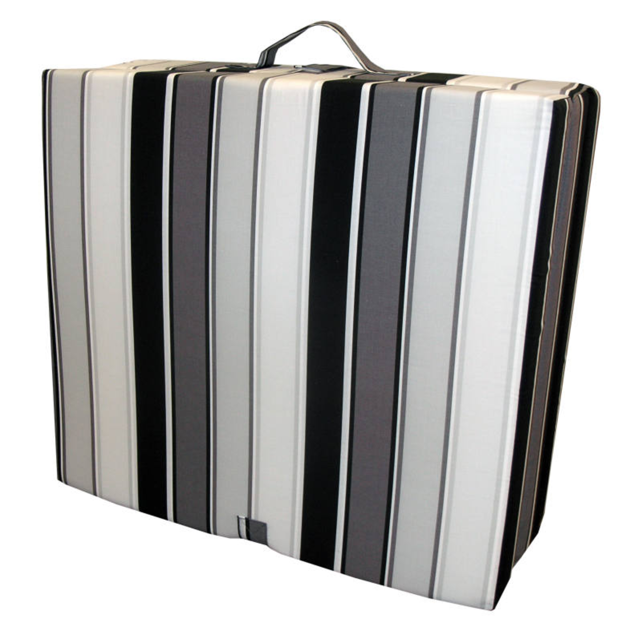 Faltmatratze mit schwarz-weißen Streifen, zusammengeklappt und mit Tragegriff, seitliche Perspektive