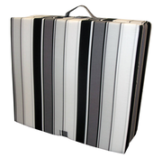 Faltmatratze mit schwarz-weißen Streifen, zusammengeklappt und mit Tragegriff, seitliche Perspektive