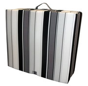 Faltmatratze mit schwarz-weißen Streifen, zusammengeklappt und mit Tragegriff, seitliche Perspektive