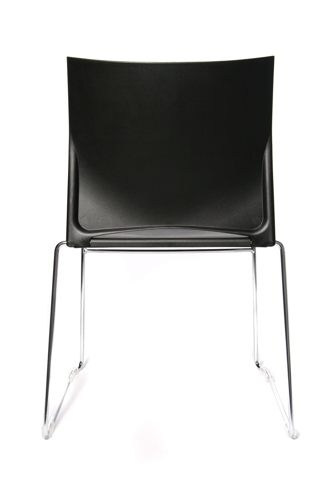 Rückansicht eines modernen schwarzen Besucherstuhls mit schlanken Metallbeinen.