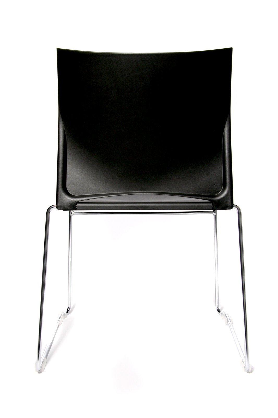 Rückansicht eines modernen schwarzen Besucherstuhls mit schlanken Metallbeinen.