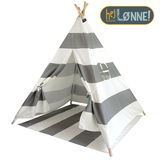Graues und weiß gestreiftes Tipi-Zelt aus schräger Perspektive mit offenem Eingang und Fenster.