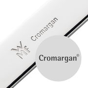 Nahaufnahme eines Kaffeemaßlöffels aus Cromargan Edelstahl mit eingraviertem WMF-Logo.