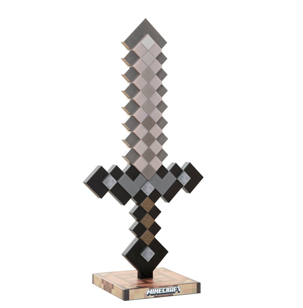 Minecraft-Dekoschwert im pixeligen Design auf quadratischem Standfuß mit Minecraft-Logo, freigestellt vor weißem Hintergrund, Frontalansicht