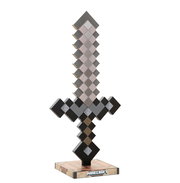 Minecraft-Dekoschwert im pixeligen Design auf quadratischem Standfuß mit Minecraft-Logo, freigestellt vor weißem Hintergrund, Frontalansicht